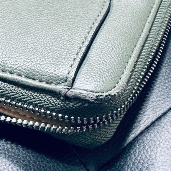 Women’s Guess Los Angeles Olive Green Wallet - Picture 5 of 7